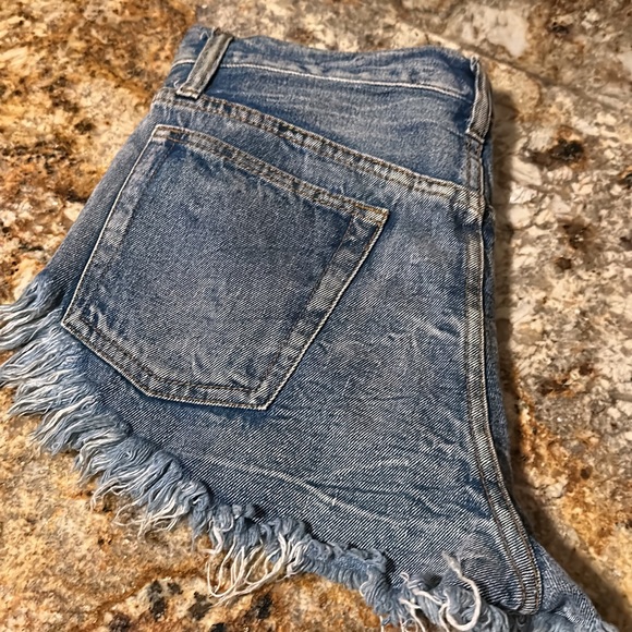 Signature 8 jean shorts from the buckle store in new like condition - Picture 3 of 3